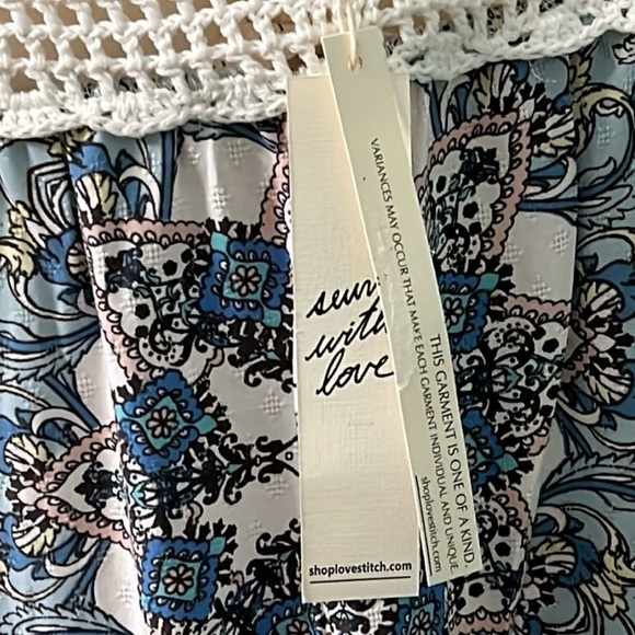 NET🩵🤍Lovestitch White Crochet Top with Blue Floral Design - Picture 7 of 12